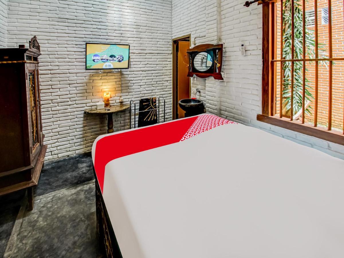 Oyo Life 90961 Lotu's Garden Syariah Hotel 2*